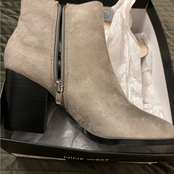 Nine West bootie, gray fabric size 6 - Picture 4 of 4